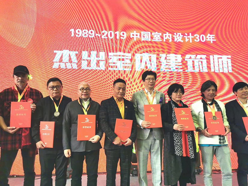 杨邦胜先生领取&ldquo;1989-2019全国杰出室内建筑师&ldquo;荣誉证书