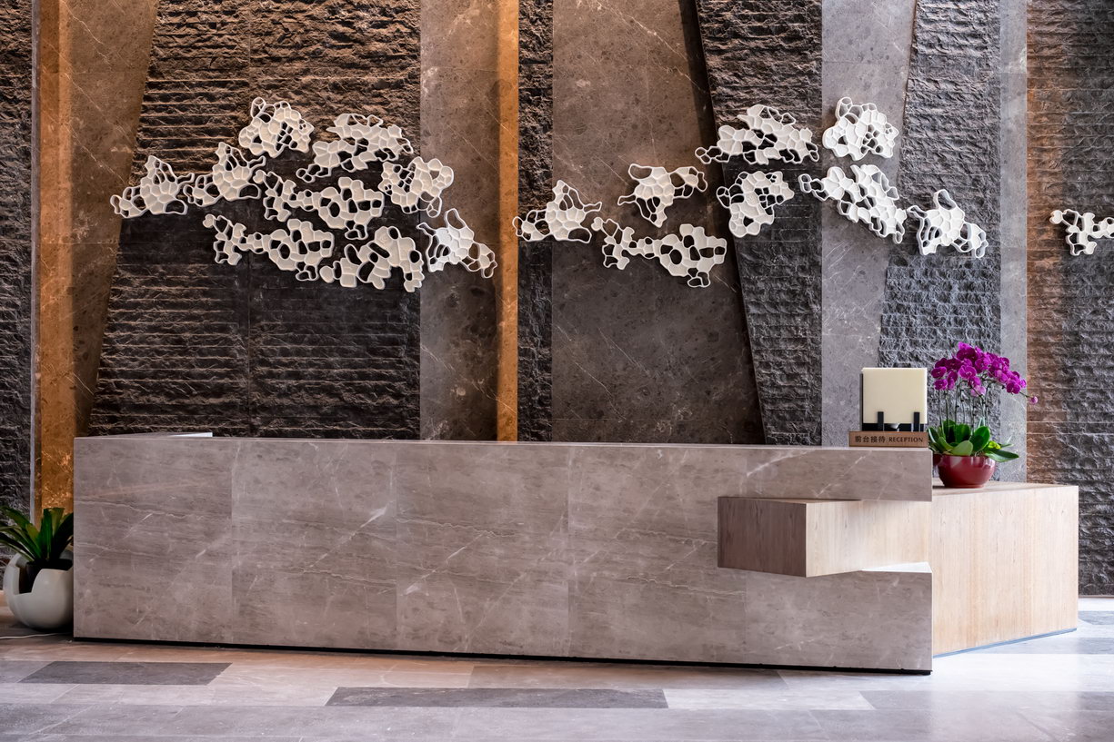 星级酒店改造升级设计_三亚湾假日度假酒店大堂接待前台
