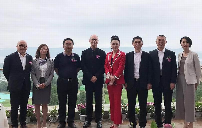YANG董事长杨邦胜先生与参会嘉宾合影留念
