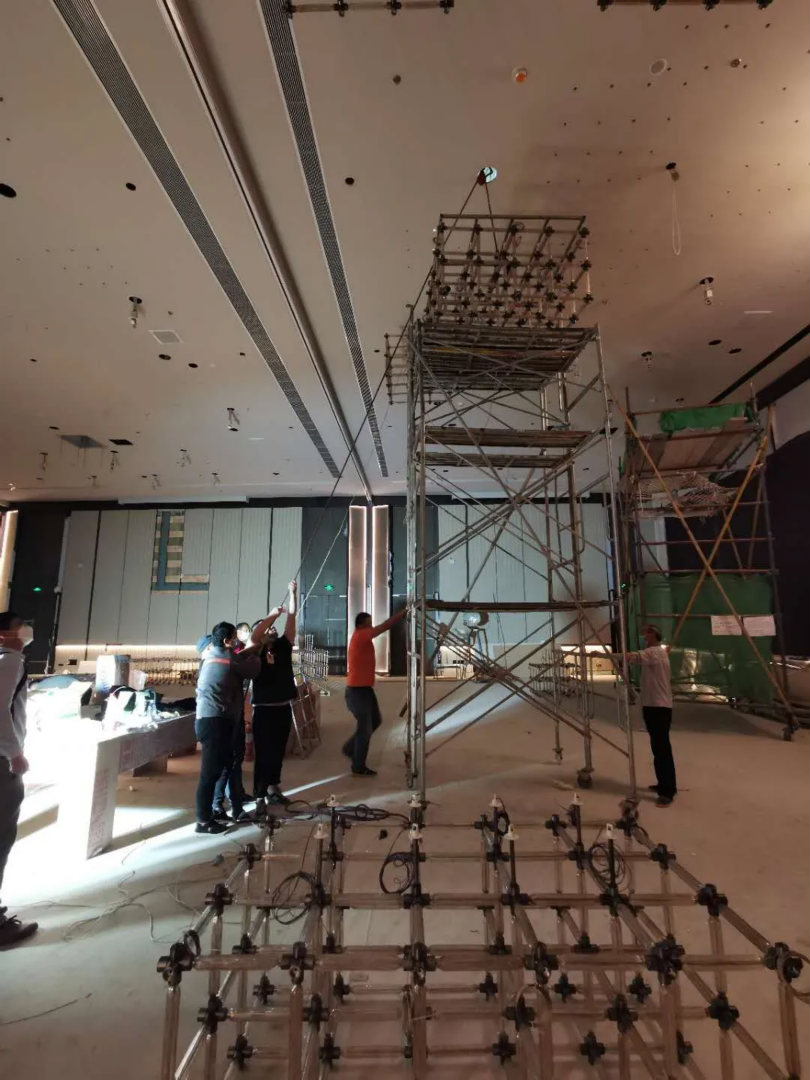 杨邦胜设计集团2020开业酒店作品武汉万豪酒店_进行装灯施工