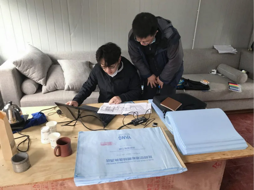 杨邦胜设计公司现场设计师跟进酒店项目落地施工