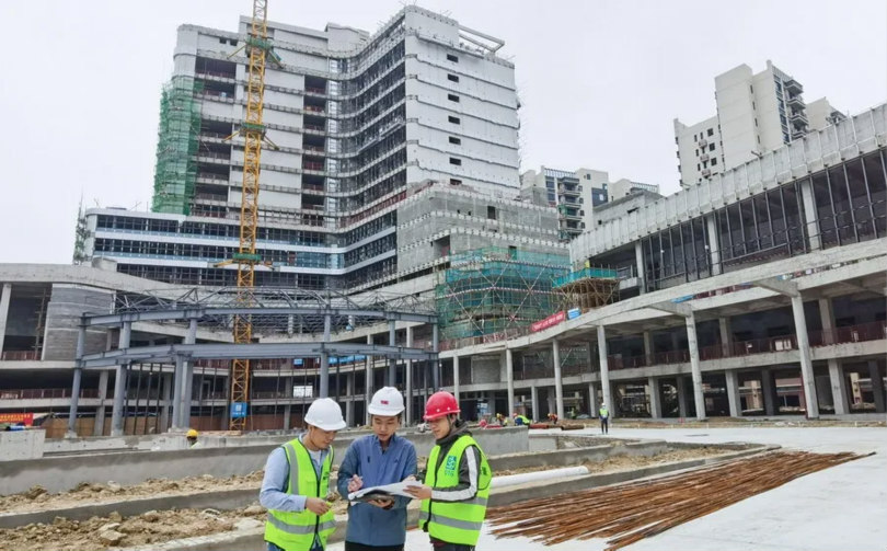 杨邦胜设计公司现场设计师跟进酒店项目落地施工