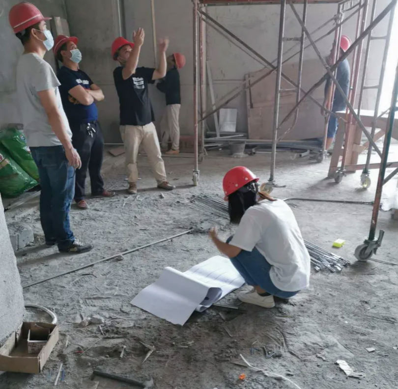 杨邦胜设计公司现场设计师跟进酒店项目落地施工