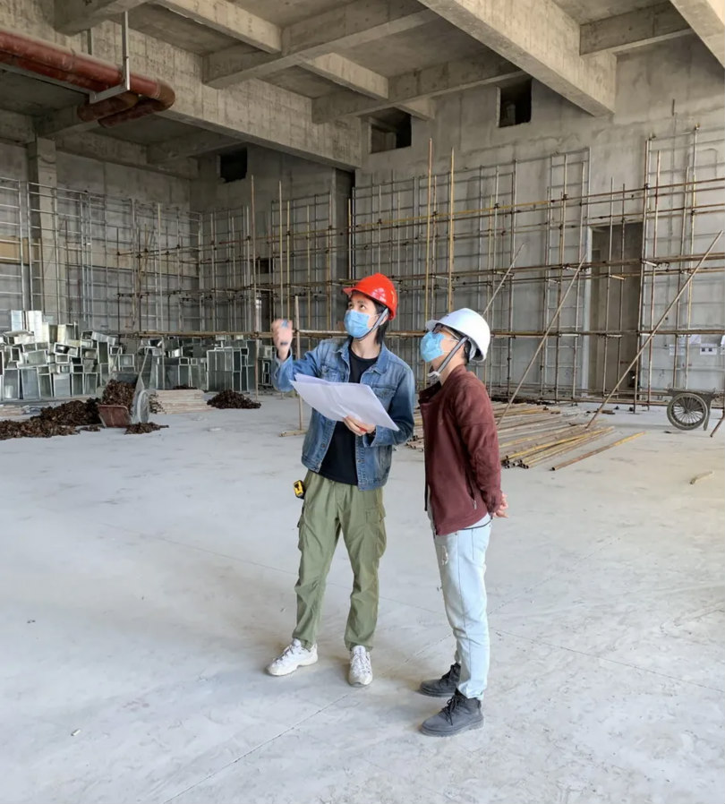 杨邦胜设计公司现场设计师跟进酒店项目落地施工