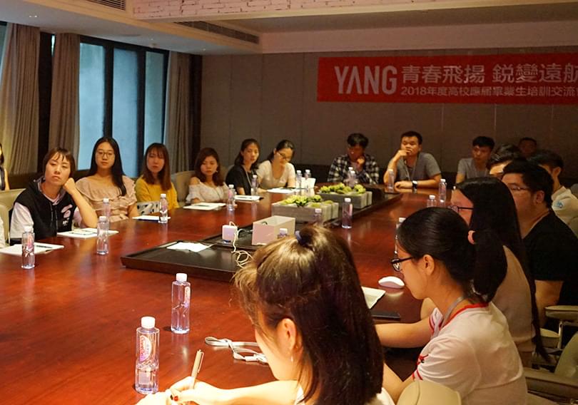 培训会现场，同学们聆听导师们的专业分享