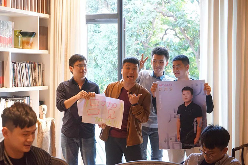 热情而又阵容强大的粉丝团大声表白参赛选手 热情而又阵容强大的粉丝团大声表白参赛选手
