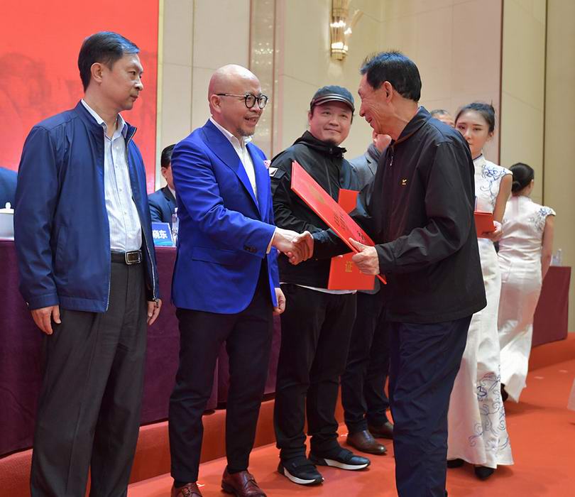 名誉会长马挺贵为YANG设计集团创始人、总裁杨邦胜先生颁发2019-2020建筑装饰行业科技人才奖